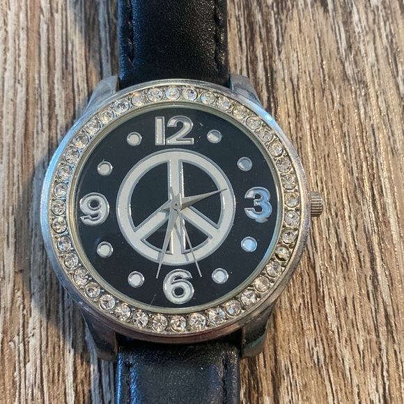 VINTAGE Geneva Peace Watch - Picture 2 of 4